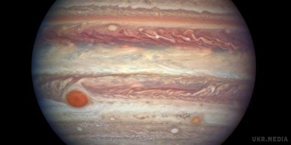 Як виглядають надра Великої червоної плями Юпітера. Велика червона пляма є найбільшим атмосферних вихором в Сонячній системі.