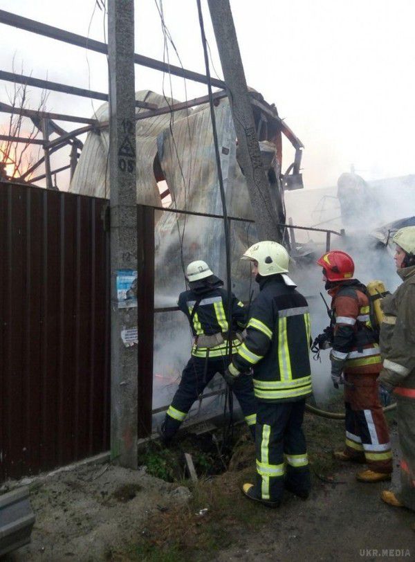 Масштабна пожежа на Русанівських садах у Києві вдалося ліквідувати. Рятувальникам вдалося ліквідувати пожежу у приватному будинку на столичних Русанівських садах.