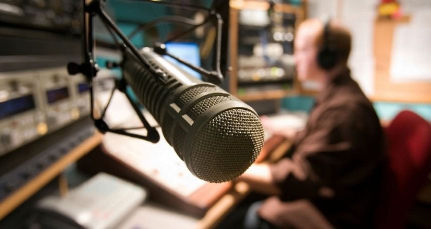 4 радіостанції зможуть не виконувати квоти про 60% ефіру українською мовою. Чотири радіостанції в Україні зможуть транслювати в ефірі лише 25% продукту українською мовою.

