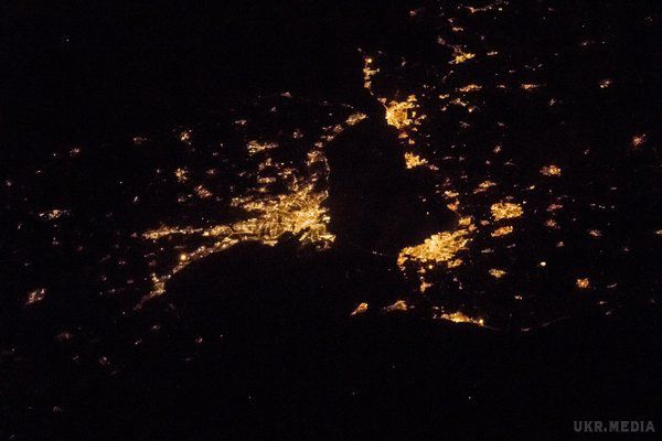 Спокійної ночі з космічної станції! Астронавт показав нічний Київ з космосу (фото). Астронавт також виклав фотографії нічних Дубліна (Ірландія), Копенгагена (Данія) та Единбурга (Шотландія).