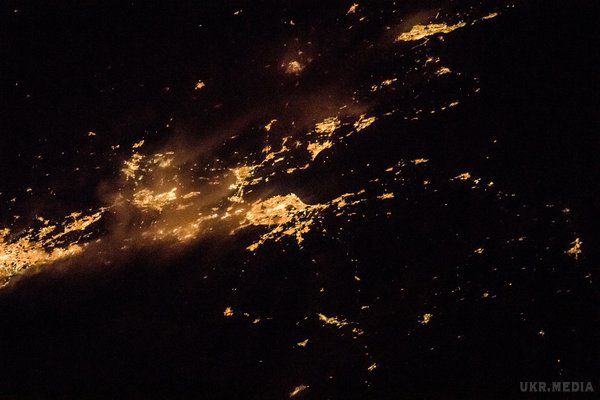 Спокійної ночі з космічної станції! Астронавт показав нічний Київ з космосу (фото). Астронавт також виклав фотографії нічних Дубліна (Ірландія), Копенгагена (Данія) та Единбурга (Шотландія).