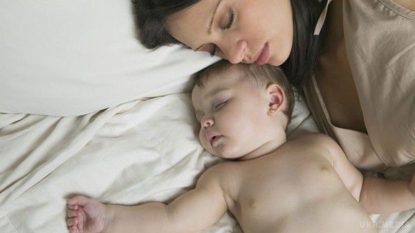 Вчені рекомендують матерям спати зі своїми дітьми разом до трьох років. Дана новина в мережі стала шоком для батьків.