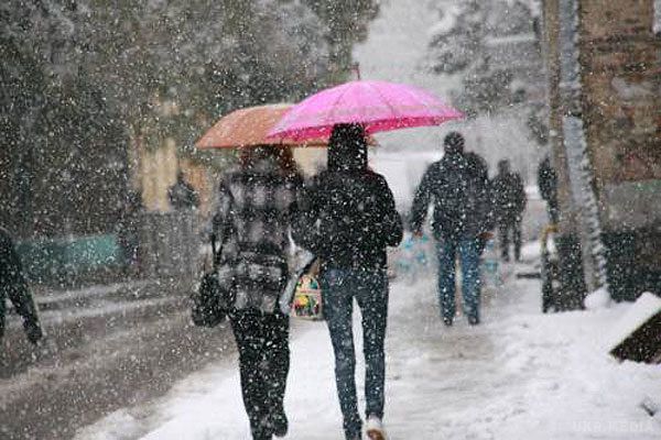 Прогноз погоди в Україні: 14 грудня дощитиме, а сильні морози прийдуть наступного тижня. У середу, 14 грудня, вночі в північних, центральних, Одеській та Миколаївській областях, вдень на Лівобережжі та крайньому заході країни очікуються невеликі опади. Вночі можливий мокрий сніг