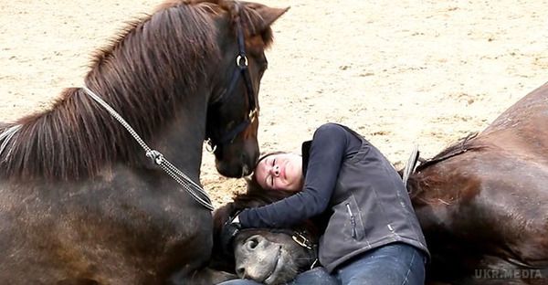 Неймовірна дружба коней і людини. Це щось! (відео). Коні — фантастичні тварини. Вони вражають своєю грацією, красою, витонченістю і розумом. Вважається, що вони не піддаються дресируванню, з ними потрібно подружитися, знайти підхід. 