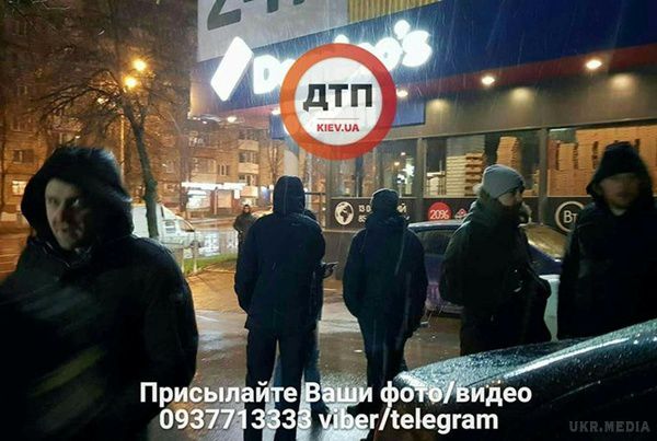 Щось не поділили. Перестрілка в Києві: шестеро постраждалих. Словесна перепалка між компаніями переросла у стрілянину.