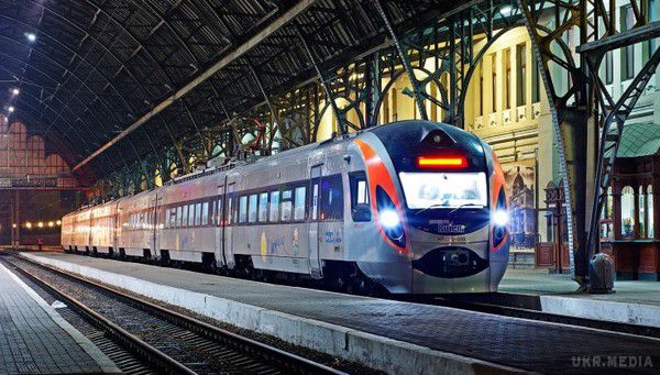 З вагоном Укрзалізниці в Австрії стався серйозний конфуз. Поїзд "Відень-Київ", який не так давно запустила Укрзалізниця зламався в столиці Австрії, в результаті українці після 16 годин очікування самостійно добиралися додому
