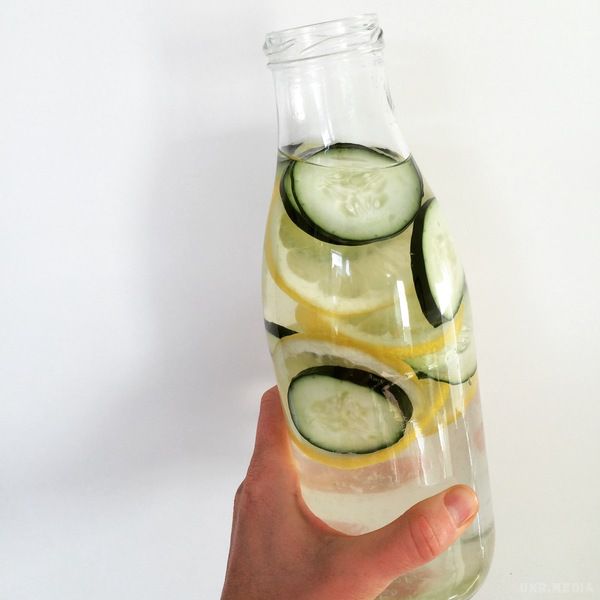 Щоранку випивайте склянку цієї води і рак зникне!. На думку медичних експертів, 95% всіх випадків ракових клітин живут в кислому середовищі