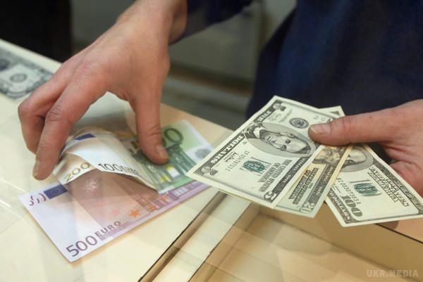 Готівковий долар подорожчав на 20 копійок. У четвер, 14 грудня, середній курс купівлі готівкового долара в українських банках, в порівнянні з середою, підвищився на 19,23 коп до 27,3183 грн