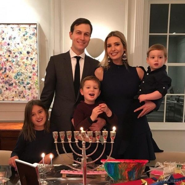 Іванка Трамп показала черговий стильний образ. Дочка Дональда Трампа разом зі своїм чоловіком Джаредом Кушнером та їх дітьми відсвяткували першу ніч єврейського свята Хануки.
