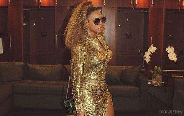 Золоте плаття Бейонсе підірвало Інтернет (фото). Знімки з співачкою в чудовому вбранні зібрали понад 1,7 мільйона переглядів.