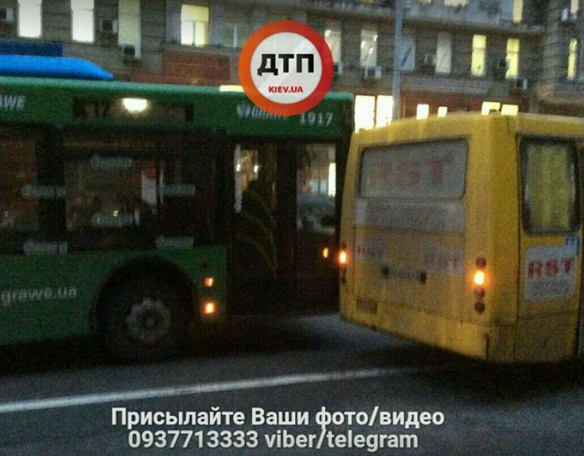 У центрі Києва маршрутка влетіла в тролейбус. Обставини аварії з'ясовуються.