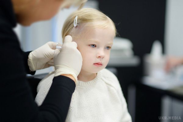 Лікарі назвали вік, коли дівчинці можна проколювати вушка. У багатьох салонах краси за бажанням мам проколюють вуха навіть немовлятам,