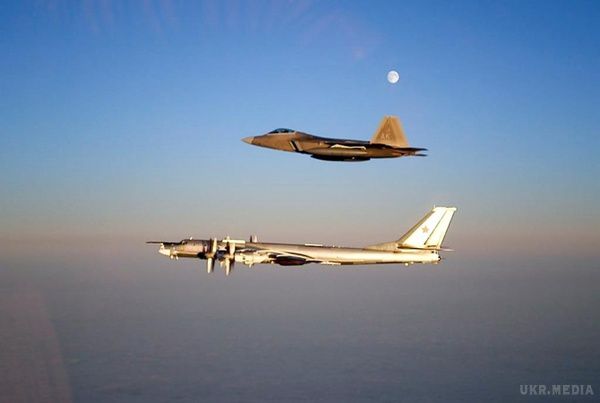 Два американські винищувачі F-22 перехопили в Сирії російські Су-22. Російські літаки перетнули кордон повітряного простору, яке контролюється міжнародною коаліцією на чолі з США.