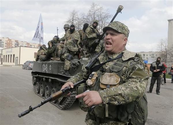 Раптове переміщення російських військ зняли на камеру в Криму. Зафіксувати на відео їх рух вдалося українським журналістам.