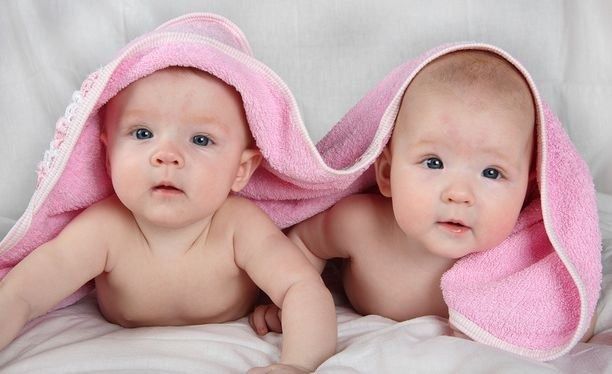 Медики назвали способи, які допоможуть жінці завагітніти двійнею. Фахівці з'ясували, що на 200 менструальних циклів всього один раз випадає так, що дозрівають одночасно дві яйцеклітини.