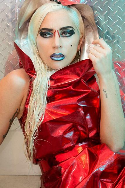 Леді Гагу звинуватили в копіюванні Кім Кардашьян. Леді Гага любить змінюватися і експериментувати зі своєю зовнішністю, що завжди викликає інтерес її шанувальників. 