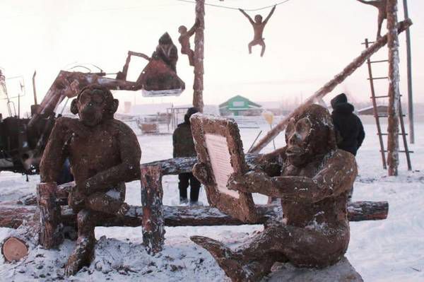 В Росії скульптор виліпив символ 2018 року з гною. Судячи з викладених в Мережу знімків, в процесі творчості Боппосова беруть активну участь і справжні собаки, які не бояться якутських морозів і є місцевим жителям справжніми друзями.