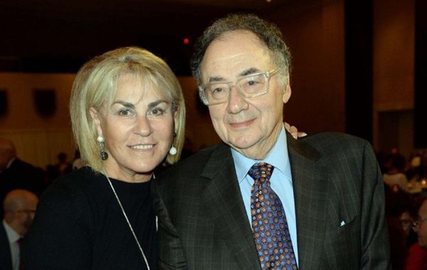 Канадський мільярдер і його дружина знайдені мертвими в Торонто. Баррі Шерман і його дружина Хані знайдені мертвими в своєму будинку.
