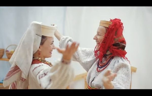 Український ансамбль переспівав хіт Despacito (відео). Кавер-версія фольклорного гурту Рожаниця отримала назву Де ж ті сито? .