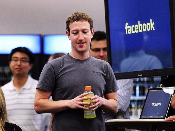 Ви будете здивовані! Ось як проходить звичайний день Марка Цукерберга. 33-річний мільярдер Марк Цукерберг управляє соцмережею Facebook, вартість якої на ринку оцінюється в 505 мільярдів доларів