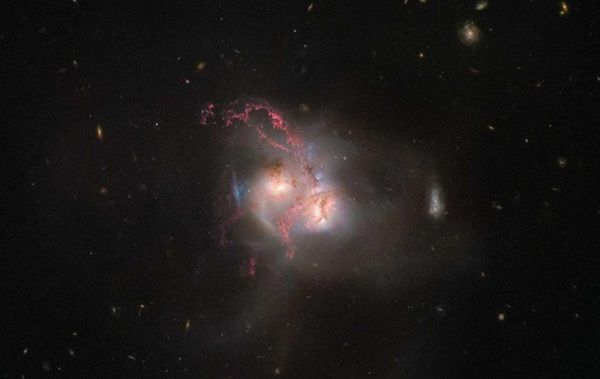 NASA показало злиття двох галактик. Галактики розташовані на відстані близько 350 мільйонів світлових років від Землі.