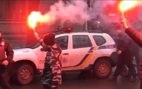 У Полтавській області сталася бійка між поліцією і "Національним корпусом". Інцидент стався вранці 16 грудня.