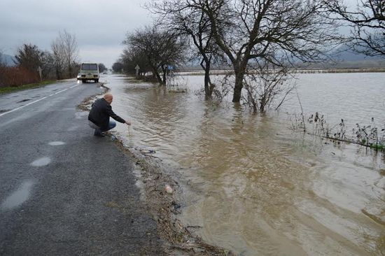 На Закарпатті через паводок затопило дорогу державного значення та обвалився міст. Висока вода наробила лиха на Західній Україні.