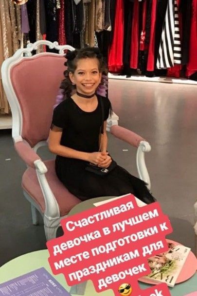 Співачка Віра Брежнєва змінила зачіску заради доньки. Сама ж Брежнєва зізналась, колір та зачіску вибирала іменинниця, 