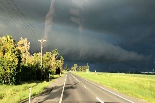 «Руки Бога», або ілюзія обману (відео). Житель Австралії зняв на відео і виклав в інтернет потужні купчасто-дощові хмари над містом Маккей. 