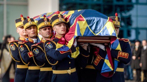 У Румунії тисячі людей прийшли на похорон короля Міхая I. На церемонію прибули представники королівських династій Європи.