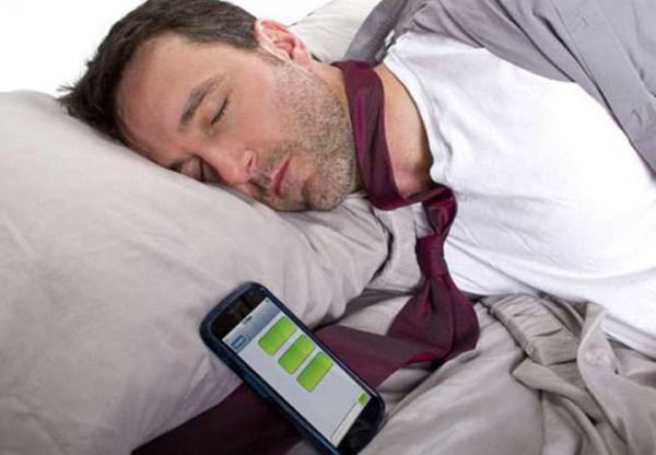 Смартфон поруч зі сплячою людиною провокує рак. Вчені.