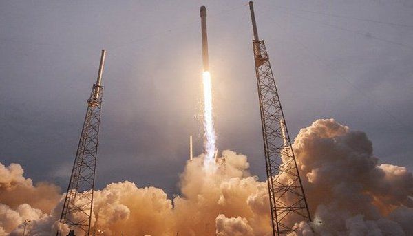 SpaceX запустив свого "дракона" із супутником. З третьої спроби, зате без катастроф.