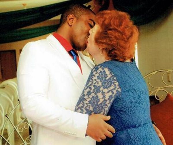 «Це справжня любов» — 72-річна дама вийшла заміж за 27-річного жителя Африки.. «Любов зла, полюбиш кого завгодно», ну, в цьому випадку саме так. Ця історія про безмежну любов. 72-річна жінка закохалася без пам'яті у 27-річного хлопця. 