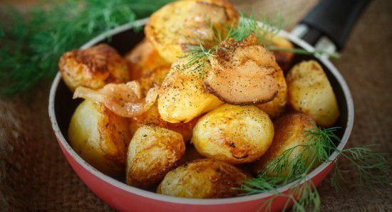 Картопля в рукаві до святкового столу: смачно, швидко, красиво!. Картопля запікається в рукаві, просочуючись маслом і спеціями, і виходить смачною і запаморочливо ароматною.