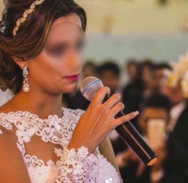 Наречений і його батьки витратили більше 40 тис. $ на весілля. Раптово наречена взяла мікрофон.  .Аврора і її наречений Рафаель Мартінес спланували пишне весілля.