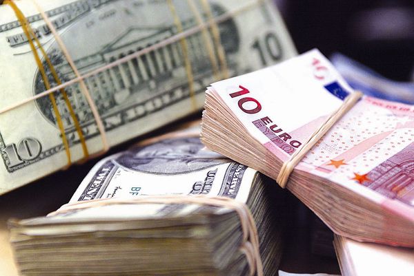 Курс НБУ на 18 грудня: долар і євро стрімко дорожчають. Євро подорожчав на 46 коп. Сьогодні коштує 32,46 грн. 