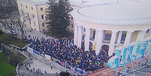 Дипломати з США відреагували на штурм Жовтневого палацу в Києві. Американські дипломати заявили, що спроби захоплення і знищення публічних будівель - це зловживання правом на мирний протест.
