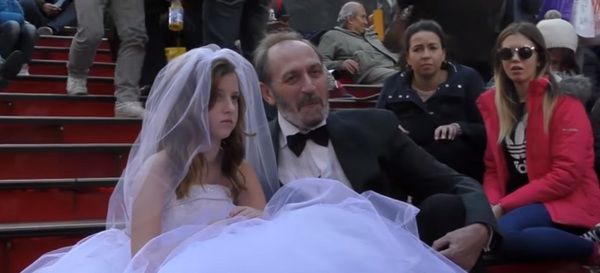12-річна наречена і 65-річний наречений позували в центрі Нью-Йорка. Реакцію жителів треба бачити...(фото). Реалії сучасного світу.
