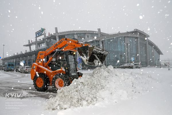 Через заметіль частину рейсів з аеропорту Київ перенесено у Бориспіль. Зазначається, що наразі йде сильний сніг, спостерігаються пориви вітру до 11-17 м/с, видимість – 600 м.