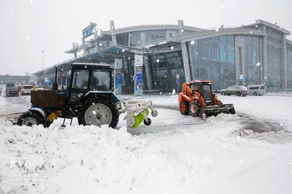 Через заметіль частину рейсів з аеропорту Київ перенесено у Бориспіль. Зазначається, що наразі йде сильний сніг, спостерігаються пориви вітру до 11-17 м/с, видимість – 600 м.