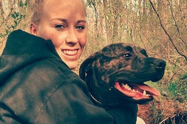 22-річну Бетані Лінн Стівенс з Вірджинії, США, загризли її власні собаки під час прогулянки по лісі (фото). Пітбулі розірвали господиню на частини під час прогулянки