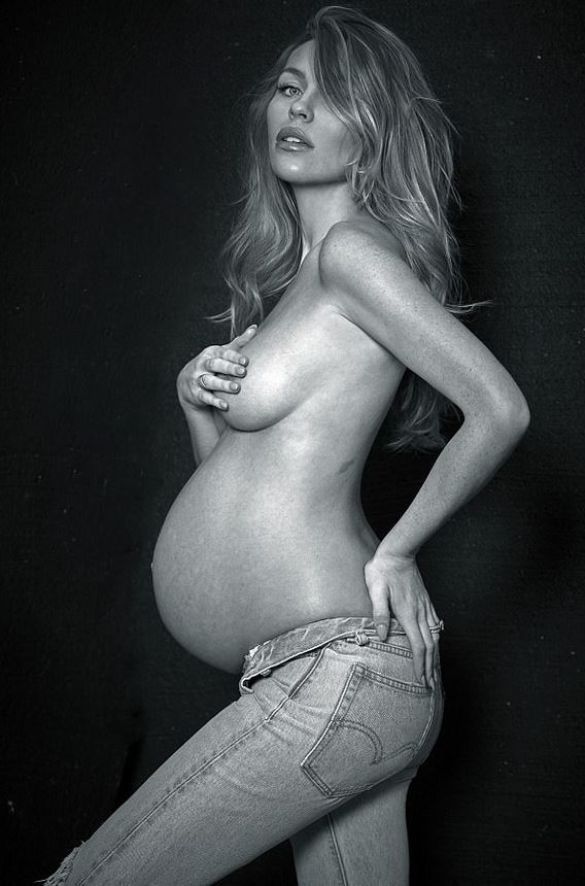 Втретє вагітна Еббі Кленсі знялась топлес для глянцю. 31-річна модель Еббі Кленсі знялась топлес для глянцю.