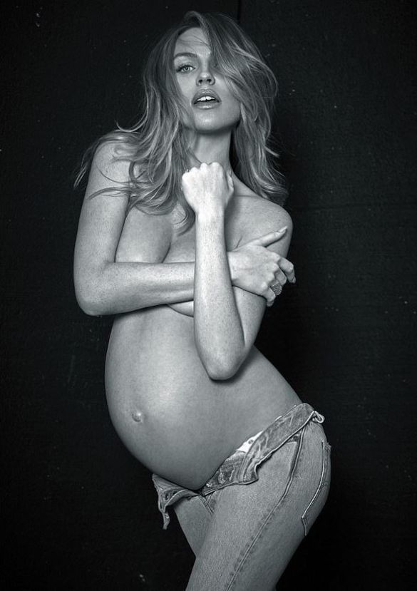 Втретє вагітна Еббі Кленсі знялась топлес для глянцю. 31-річна модель Еббі Кленсі знялась топлес для глянцю.