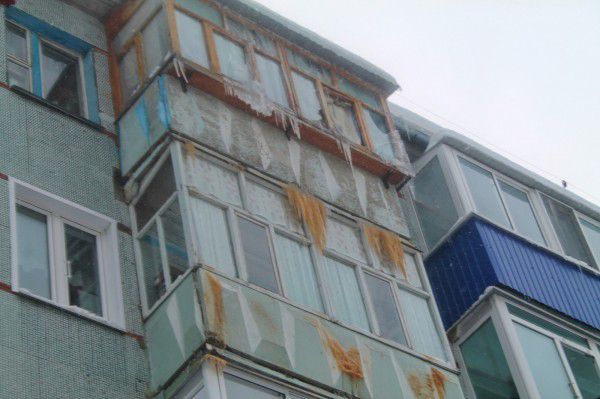 В Росії пенсіонери заляпали сусідів фекаліями. Мешканці одного з будинків у Південно-Західному районі Сизрані звернулися зі скаргою на сусідів, які забруднили нижчерозташовані балкони у фекалії, які перетворилися на морозі в бурульки.
