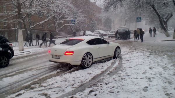 З'явилися відео української столиці, яку накрив грандіозний снігопад. За день в столиці України випала третина місячної норми опадів, на вулицях ускладнено рух і утворилися затори на дорогах.