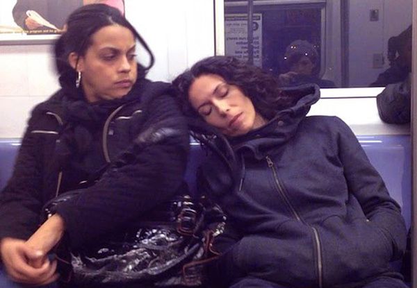 Неповторні реакції пасажирів метро на сплячу на їх плечі незнайомку. Емоції, на які краще дивитися з боку, ніж відчувати самому!