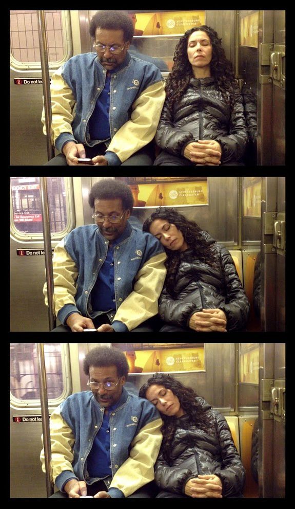 Неповторні реакції пасажирів метро на сплячу на їх плечі незнайомку. Емоції, на які краще дивитися з боку, ніж відчувати самому!