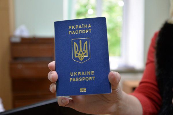 В Україні пригальмували видачу біометричних паспортів. Видачу біометричних паспортів загальмував поліграфічний комбінат "Україна".