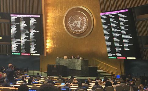 Генасамблея ООН схвалила оновлену резолюцію щодо Криму. Не зважаючи на всі зусилля російської дипломатії, Москві не вдалося привернути на свій бік більшість іноземних делегацій.