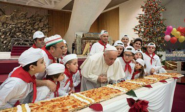 Папа Римський  Франциск відсвяткував  81-й день народження з дітьми та піцою. Папа разом з дітьми з ватиканського педіатричного диспансеру, їх родичами та волонтерами, частувався чотириметрової піцою.